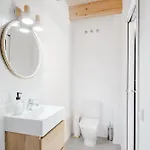 Charming Townhouse With Parking In 度假居